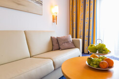 Familienzimmer Couch und Obstschale