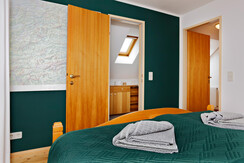 Schlafzimmer mit Durchgang zum Badezimmer