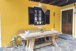 Die Hube Terrasse mit Tisch