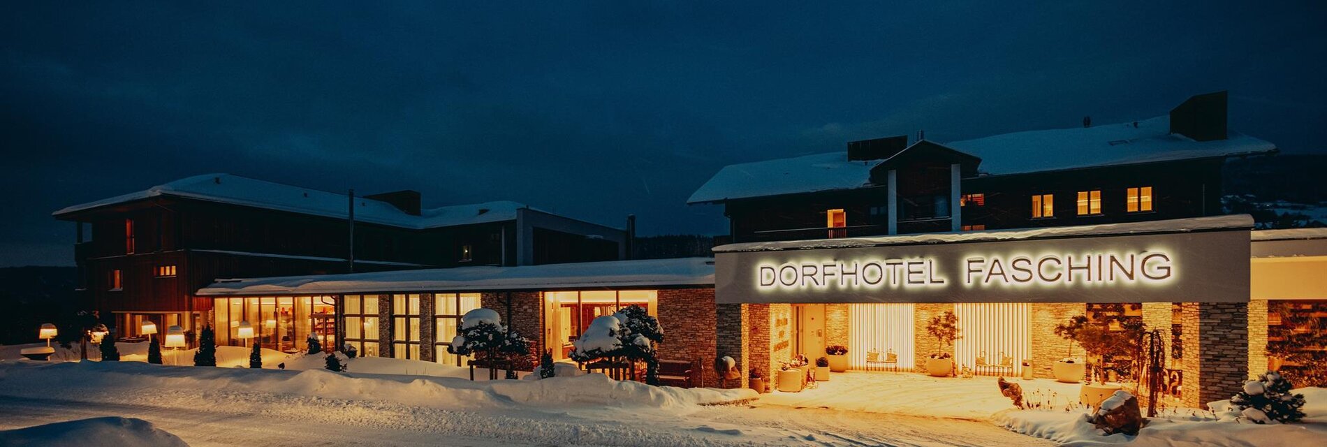 Dorfhotel Fasching Außenansicht vorne Winter Nacht