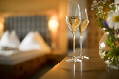 Zimmer Sekt web (c) Dorfhotel Fasching_Karl Schrot