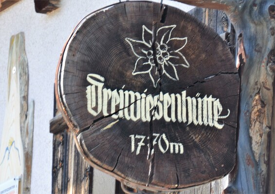 Schild Dreiwiesenhütte | © Dreiwiesenhütte