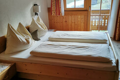 mit Balkon