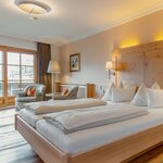 Photo of Suite, separate toilet and shower/bathtub, facing the garden