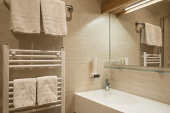 Badezimmer mit Waschbecken