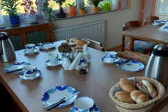 Gedeckter Frühstückstisch