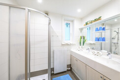 Bathroom with double wash-basin