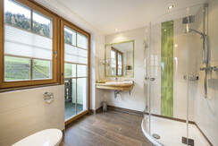 Badezimmer mit Balkon