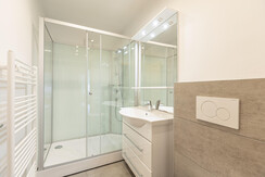 Dusche und Badezimmer