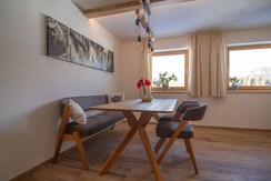 gemütlicher Esstisch