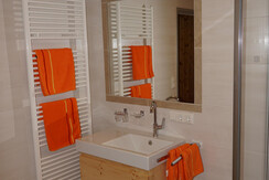 Komfortables Badezimmer mit Dusche + WC