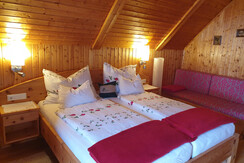 Ahornzimmer mit Balkon und Couch