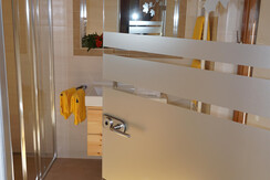 Komfortables Badezimmer mit Dusche und WC