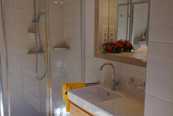 Komfortables Badezimmer mit Dusche + WC