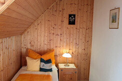 Gemütliches Einzelzimmer mit Blick in den Wald