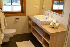 saubere geräumige Badezimmer mit Dusche