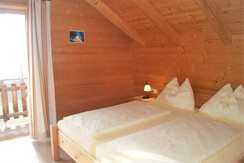 Schlafzimmer mit Doppelbett