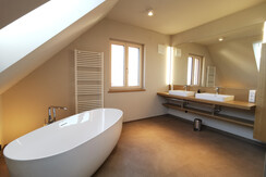 Hauptbad mit freistehender Badwanne