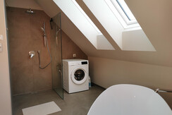 Dusche und Waschtrockner im Hauptbad