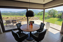 Essplatz  mit Blick über die Terasse nach Süden