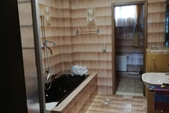 Badezimmer mit Badewanne und Dusche