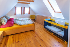 1. Schlafzimmer mit Gitterbett möglich