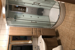 Badezimmer mit Dusche