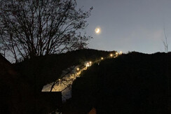 Blick auf die Skipiste aus dem Haus