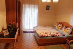 Erdgeschoss Schlafzimmer mit Terrassenzugang