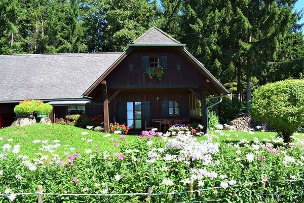 Ferienhaus Kreiner_Außenansicht mit Blumen | © Kreiner