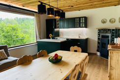 Wohn- und Essbereich mit Panorama-Fenster