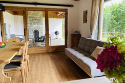 Wohn- und Essbereich mit Blick auf Terrasse