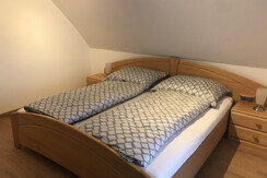 Schlafzimmer 1. Stock rechts mit Balkon