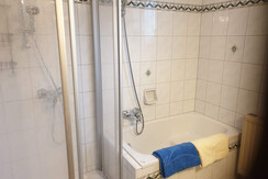 Badezimmer mit Dusche und Sitzbadewane