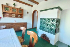 Traditionelles Bauernstüberl mit Kachelofen