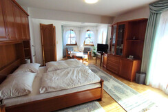 großes Zweibettzimmer mit Bad