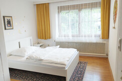 größeres Einzelbett im Dreibettzimmer