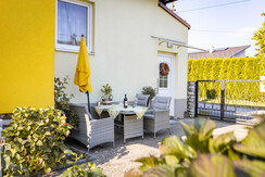 Terrasse mit Gartenmöbel