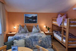 Vierbettzimmer (Doppelbett & Stockbett)