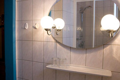 Badezimmer mit beleuchtetem Spiegel