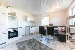 Ferienhaus Treissmann Küchenzeile und Esstisch