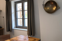 Wohnzimmer mit Tisch