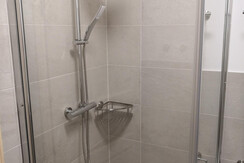 Dusche im Badezimmer