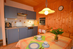 Essbereich mit vollausgestatteter Küche