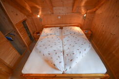 Schlafzimmer mit Doppelbett