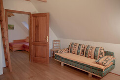 Schlafsofa in Schlafzimmer mit Balkon