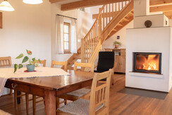 Wohntisch mit Kamin und Stiege