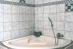 Badezimmer mit Badewanne - 1. Stock