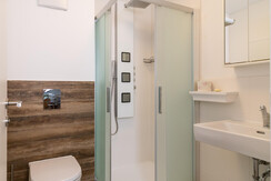 Bad mit Dusche und Toilette