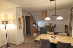 Esstisch bis zu fünf Personen